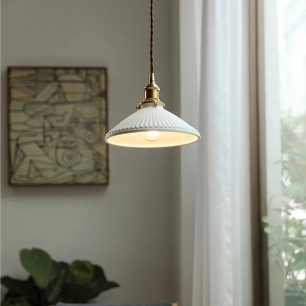 Lampada a sospensione in ceramica a forma di cappello plissettato di Ecate