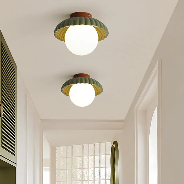 Lampa sufitowa Juno w kolorze kremowym z kwiatowym kloszem