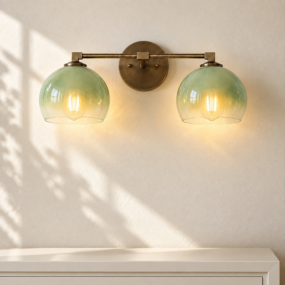 Applique murale moderne Lavi en verre coloré façon globe