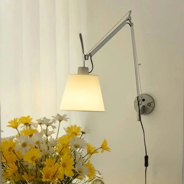 Lampada da parete a braccio oscillante Skuld Modern